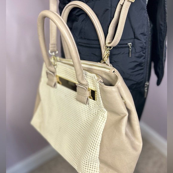 Steve Madden handbag. Beautiful beige color with pretty black & white interior - Picture 4 of 10